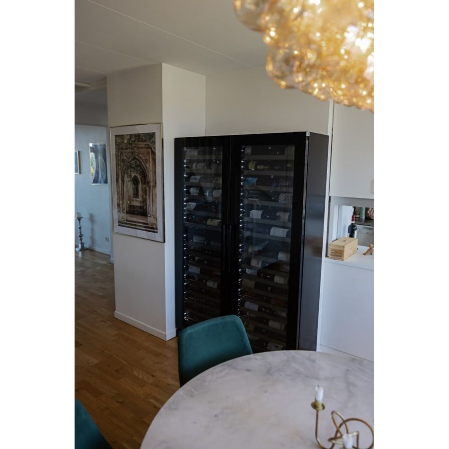 mQuvée WineCave Slim 182D - 57 Bottles - Tall Wine Fridge - Anthracite Black - Label-view