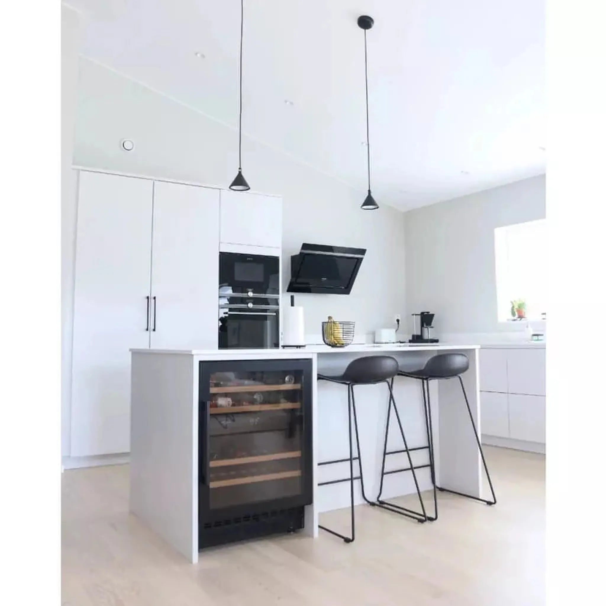 mQuvée - 600mm - Undercounter Wine Fridge - WineCave 700 60D Anthracite Black